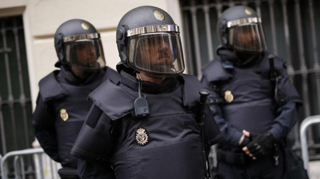 Members of the Spanish National Police stand guard during a protest against independence for Catalonia in Barcelona on October 1, 2017 during a referendum banned by Madrid. (PAU BARRENA/AFP PHOTO) Members of the Spanish National Police stand guard during a protest against independence for Catalonia in Barcelona on October 1, 2017 during a referendum banned by Madrid. (PAU BARRENA/AFP PHOTO)