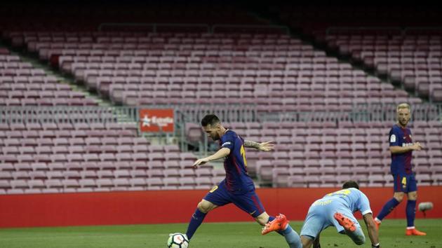 Barcelona's Lionel Messi passes Las Palmas goalkeper Leandro Chichizola before scoring his side's second goal during the Spanish La Liga soccer match between Barcelona and Las Palmas at the Camp Nou stadium in Barcelona, Spain. (MANU FERNANDEZ/AP PHOTO) Barcelona's Lionel Messi passes Las Palmas goalkeper Leandro Chichizola before scoring his side's second goal during the Spanish La Liga soccer match between Barcelona and Las Palmas at the Camp Nou stadium in Barcelona, Spain. (MANU FERNANDEZ/AP PHOTO)