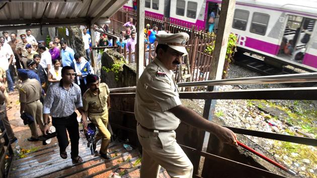 Police investigate at the footover bridge after stampede at Elphinstone Railway Station in Mumbai on Friday. (Anshuman Poyrekar/HT Photo) Police investigate at the footover bridge after stampede at Elphinstone Railway Station in Mumbai on Friday. (Anshuman Poyrekar/HT Photo)