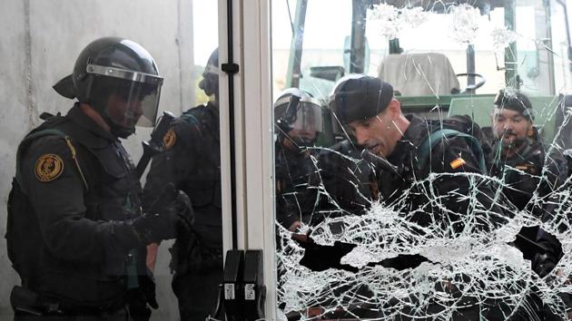 Spanish Guardia Civil guards brake the door of a polling station in Sant Julia de Ramis, where Catalan president is supposed to vote. (Lluis Gene/AFP Photo) Spanish Guardia Civil guards brake the door of a polling station in Sant Julia de Ramis, where Catalan president is supposed to vote. (Lluis Gene/AFP Photo)