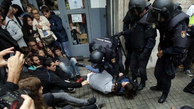 Spanish police officers immobilize two people outside a polling station in Barcelona, on October 1, 2017, on the day of a referendum on independence for Catalonia banned by Madrid. More than 5.3 million Catalans are called today to vote in a referendum on independence, surrounded by uncertainty over the intention of Spanish institutions to prevent this plebiscite banned by justice. (PAU BARRENA/AFP Photo) Spanish police officers immobilize two people outside a polling station in Barcelona, on October 1, 2017, on the day of a referendum on independence for Catalonia banned by Madrid. More than 5.3 million Catalans are called today to vote in a referendum on independence, surrounded by uncertainty over the intention of Spanish institutions to prevent this plebiscite banned by justice. (PAU BARRENA/AFP Photo)