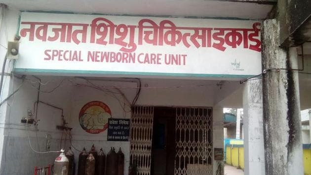 The special newborn care unit at the sadar hospital, Hajipur, where the girl child is undergoing treatment.(HT photo)