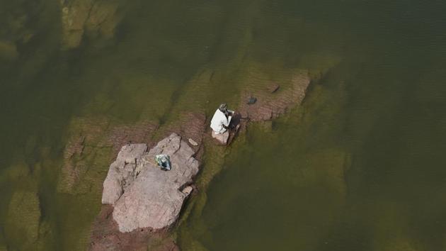 A man fishes in the Ken river in Bundelkhand, Madhya Pradesh. The environment ministry has given the final approval for the Ken-Batwa river linking project. (Vipin Kumar / HT PHOTO)