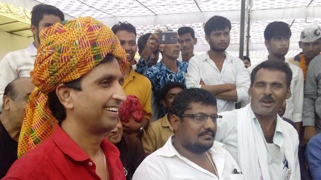 AAP Rajasthan in-charge Kumar Vishwas at the Rajasthan University to felicitate the winners in students’ union election.(HT File Photo)