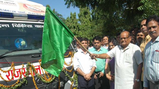 Health minister Kali Charan Saraf flags off mobile dental vans at the Indira Gandhi Panchayati Raj Sansthan in Jaipur on Monday. (HT Photo) Health minister Kali Charan Saraf flags off mobile dental vans at the Indira Gandhi Panchayati Raj Sansthan in Jaipur on Monday. (HT Photo)