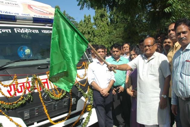 Rajasthan health minister Kali Charan Saraf flagging off a mobile dental vans from Indira Gandhi Panchayati Raj Sansthan during state level health promotion programme in Jaipur.(Representative picture/HT Photo)