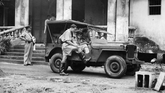 Soldiers were manning a wireless van during Mahatma Gandhi’s 73-hour fast, when they received news about the communal riots from the police headquarters at Lalbazar, Calcutta (now Kolkata). (Keystone / Getty Images)