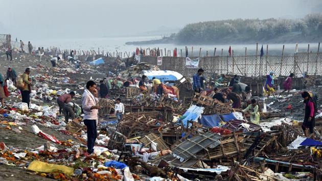 Debris along the Yamuna ghat after immersion of Durga Puja idols near ISBT Kashmere Gate in north Delhi.(Arvind Yadav/HT PHOTO)