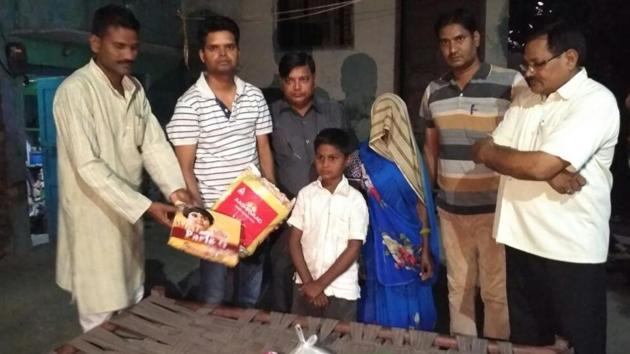 Rohit Singh Jatav and his mother get help. (HT Photo) Rohit Singh Jatav and his mother get help. (HT Photo)