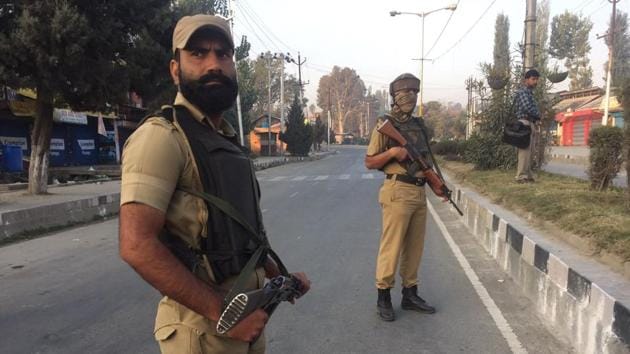 Security personnel deployed near the Srinagar airport after the attack on Monday. (Waseem Andrabi / HT Photo)