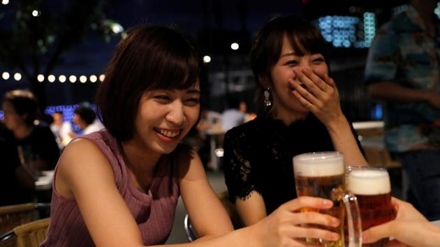Female customers toast with beer at a restaurant in Tokyo, Japan, August 29, 2017. (REUTERS) Female customers toast with beer at a restaurant in Tokyo, Japan, August 29, 2017. (REUTERS)
