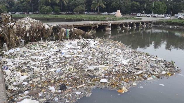 Polluted Mutha river at the Siddheshwar ghat in Pune.(Ravindra Joshi/HT PHOTO)