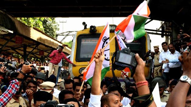 The rail roko did not disrupt train services as the Railway Protection Force had deployed additional staff at Kalwa station. (Hindustan Times) 