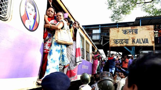 A train makes it way through the protesters. (BACHCHAN KUMAR) 
