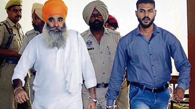Main accused in Nabha jailbreak Harminder Singh Mintoo at the district court in Patiala on Tuesday. (Bharat Bhushan /HT) Main accused in Nabha jailbreak Harminder Singh Mintoo at the district court in Patiala on Tuesday. (Bharat Bhushan /HT)