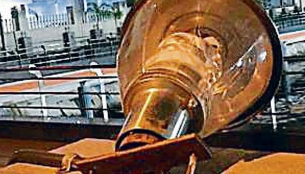 Vicki Pawar, 22, came in contact with a live wire near the lamp on the boundary wall of Shyamnagar lake in Jogeshwari. (HT photo) Vicki Pawar, 22, came in contact with a live wire near the lamp on the boundary wall of Shyamnagar lake in Jogeshwari. (HT photo)