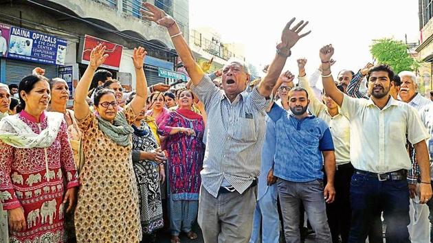 Relatives of 26-year-old college lecturer Ritu, who died on Monday at DMCH, protesting outside the house of her in-laws on Bindraban Road in Ludhiana on Tuesday. (Gurminder Singh/HT) Relatives of 26-year-old college lecturer Ritu, who died on Monday at DMCH, protesting outside the house of her in-laws on Bindraban Road in Ludhiana on Tuesday. (Gurminder Singh/HT)