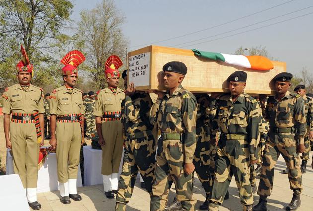 Border Security Force (BSF) personnel carry the coffin of Brij Kishore Yadav, a 50-year-old assistant sub-inspector killed in the militant attack in Srinagar, during a wreath-laying ceremony on Wednesday.(Waseem Andrabi/HT Photo) Border Security Force (BSF) personnel carry the coffin of Brij Kishore Yadav, a 50-year-old assistant sub-inspector killed in the militant attack in Srinagar, during a wreath-laying ceremony on Wednesday.(Waseem Andrabi/HT Photo)