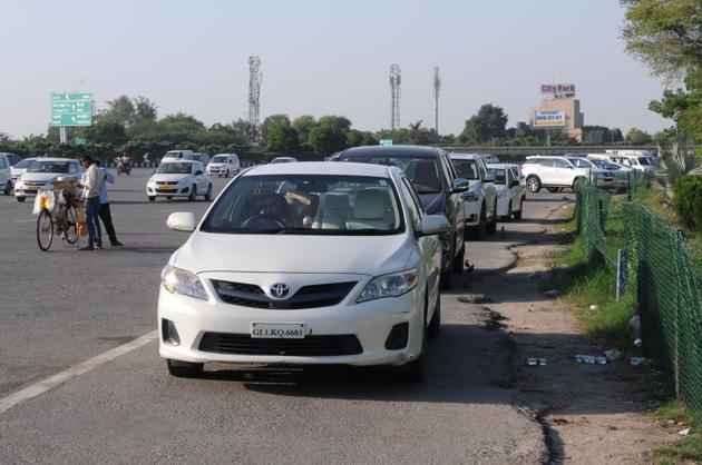 Gurgaon, India- October 04: With parking in Ambience mall being limited and costing money, drivers of several non-commercial vehicles have been parking their cars near Dhanchiri camp on road, in Gurgaon, India, on Wednesday, 04 October 2017. (Photo by Parveen Kumar/Hindustan Times)(Parveen Kumar/HT Photo) Gurgaon, India- October 04: With parking in Ambience mall being limited and costing money, drivers of several non-commercial vehicles have been parking their cars near Dhanchiri camp on road, in Gurgaon, India, on Wednesday, 04 October 2017. (Photo by Parveen Kumar/Hindustan Times)(Parveen Kumar/HT Photo)