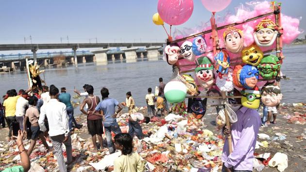 According to CR Babu, an ecologist who is part of the seven member committee appointed by the NGT says, ‘Compliance is very poor. I don’t think anybody has been fined for not using biodegradable materials since the order.’ (Sanchit Khanna / HT PHOTO)