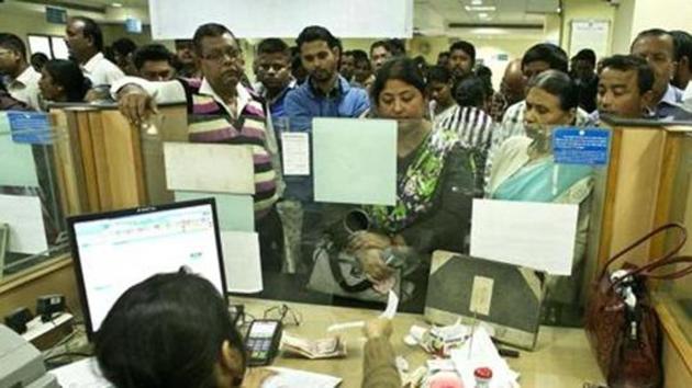 People deposit discontinued notes at a bank in Guwahati on December 30, 2016. India pulled out old Rs 500 and Rs 1,000 notes from circulation in November last year.(AP)