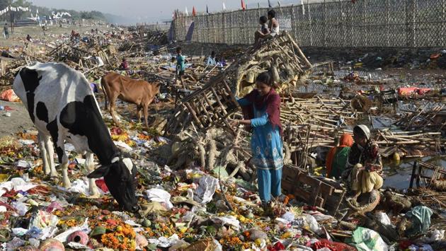 Debris along the Yamuna ghat after immersion of Durga Puja idols near ISBT Kashmere Gate in north Delhi. The National Green Tribunal in 2015 had banned immersion of idols made from non-biodegradable material, such as quick- setting gypsum plaster, also known as Plaster of Paris, or plastic in the Yamuna. (Arvind Yadav / HT PHOTO)