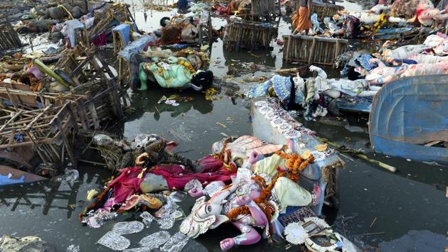 Since there is no testing of materials that are used in the manufacture of idols and puja committees are not under pressure to conform to the guidelines, every year the problem recurs, causing even more damage to a river that is already in its death throes. (Arvind Yadav / HT PHOTO)