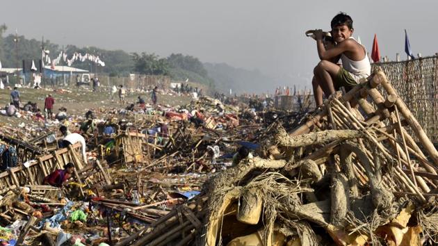 A polluted Yamuna river bank near ISBT in New Delhi. The Yamuna is once again in a terrible state as a result of the immersion after the Durga puja festivities. There are hundreds of puja pandals in Delhi and in spite of the guidelines issued by the National Green Tribunal (NGT), most continue to flout them with impunity. (Arvind Yadav/HT PHOTO)