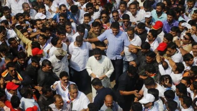 MNS chief Raj Thackeray amid supporters in Mumbai.(FILE) MNS chief Raj Thackeray amid supporters in Mumbai.(FILE)