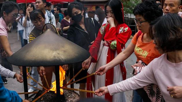 Chinese people burn joss sticks at the Jing'an Temple during the Mid-Autumn festival in Shanghai. The festival is celebrated by ethnic communities of China, Korea and Vietnam. (Chandan Khanna / AFP)