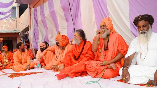 Akhil Bharatiya Akhada Parishad members at a meeting in Mayadevi shrine in Haridwar on Thursday.(Rameshwar Gaur/HT Photo)