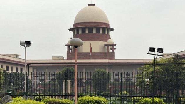 A Supreme Court bench headed by Chief Justice Dipak Misra said the questions raised by senior advocates Harish Salve and Fali S Nariman were required to be dealt by a larger bench.(HT File Photo)