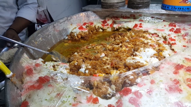 Shahi Tukda is a simple sweet which can be topped up with all kinds of ingredients such as slivers of almond and little bits of pistachio.(HT Photo)