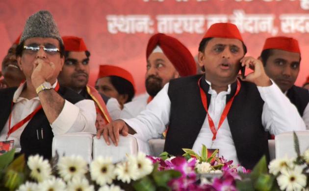 The move is being seen as thaw in their relation and the first communication between Akhilesh and Shivpal ever since the family feud.(HT Photo)