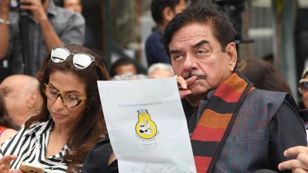 Bollywood actor Shatrughan Sinha along with author Shobhaa De during the inaugural address of the sixth edition of the Khushwant Singh literary festival at Kasauli on Friday. (Karun Sharma/HT) 
