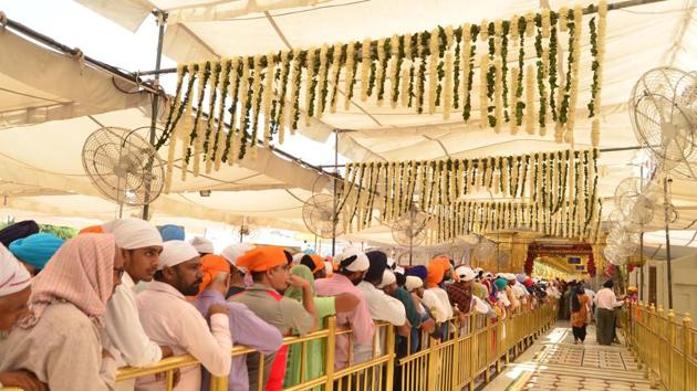 Golden Temple decorated with flowers on birth anniversary(Gurpurb) of Guru Ram Das, the founder of Amritsar. (Sameer Sehga/HT)