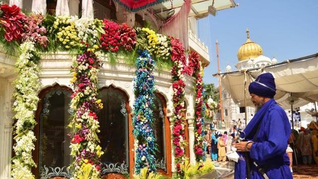 PHOTOS: 600 quintal flowers deck up Golden Temple on Gurpurab of Guru Ram  Das | Hindustan Times
