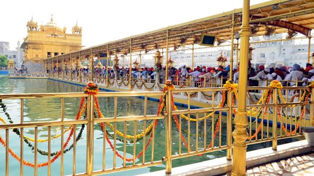 The Golden Temple is decorated with 600 quintal flowers on Gurpurb of Guru Ram Das. (Sameer Sehga/HT)