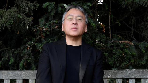Author Kazuo Ishiguro poses for the media outside his home, following the announcement that he has won the Nobel Prize for Literature, in London, Britain October 5, 2017.(REUTERS//Toby Melville)