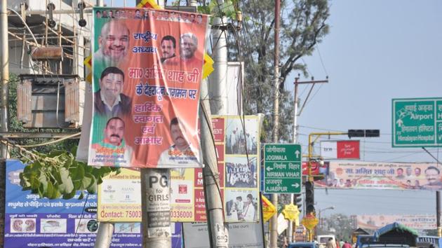 Posters and banners welcoming BJP chief Amit Shah are all over in Dehradun.(Vinay Santosh Kumar/HT)