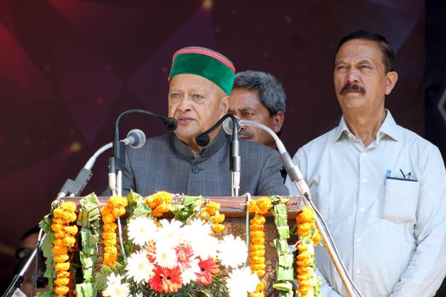 Himachal Pradesh chief minister Virbhadra Singh during the closing ceremony of the International Dusshehra festival. The Congress has lived up to its dynastic reputation since family members of big names such as Virbhadra Singh, Kaul Singh, RN Sharma and Brij Bihari Lal Butel have been fielded.(Aqil Khan/Hindustan Times)