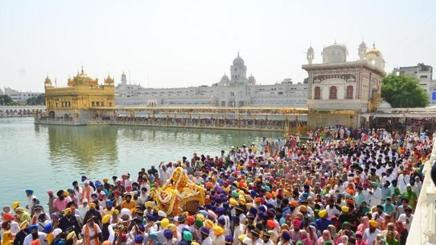 PHOTOS: 600 quintal flowers deck up Golden Temple on Gurpurab of Guru ...