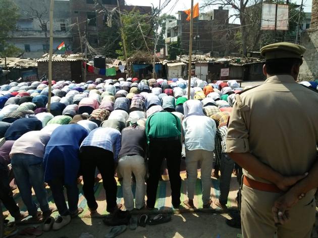 Muslims offer prayers amid tight security at Chatai Wali mosque in Noida's Sector 9 on Friday (HT Photo) Muslims offer prayers amid tight security at Chatai Wali mosque in Noida's Sector 9 on Friday (HT Photo)