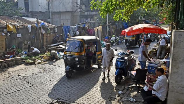 Vehicles drive past at Pali Hill Naka on Thursday. (Shashi S Kashyap/HT) Vehicles drive past at Pali Hill Naka on Thursday. (Shashi S Kashyap/HT)