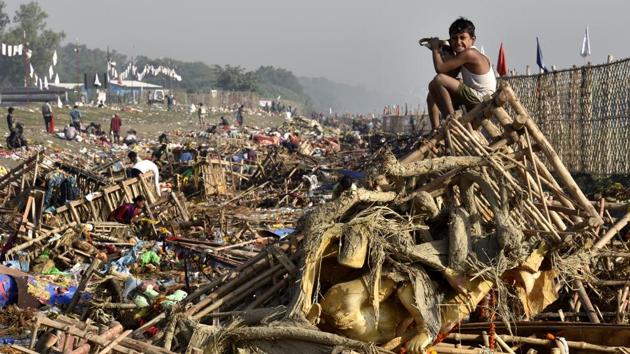 Water and land pollution due to the immersion of Goddess Durga idols after the celebration of the Durga Puja, a 9-day festival at the bank of Yamuna river near ISBT in New Delhi. (Arvind Yadav / HT Photo) Water and land pollution due to the immersion of Goddess Durga idols after the celebration of the Durga Puja, a 9-day festival at the bank of Yamuna river near ISBT in New Delhi. (Arvind Yadav / HT Photo)