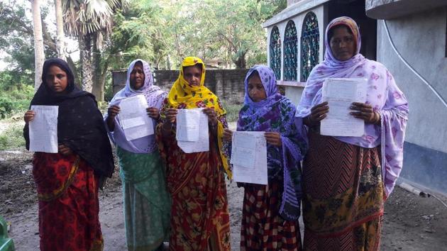 A section of the villagers pose with the electricity bills. Some of them have even paid the bills in the hope that the gesture will accelerate the connection. (HT Photo) A section of the villagers pose with the electricity bills. Some of them have even paid the bills in the hope that the gesture will accelerate the connection. (HT Photo)