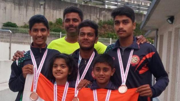 Medallists from Team India strike a pose with coach Jitendra Khasnis (yellow shirt) after the World Biathle and Triathle meet. (HT PHOTO) Medallists from Team India strike a pose with coach Jitendra Khasnis (yellow shirt) after the World Biathle and Triathle meet. (HT PHOTO)