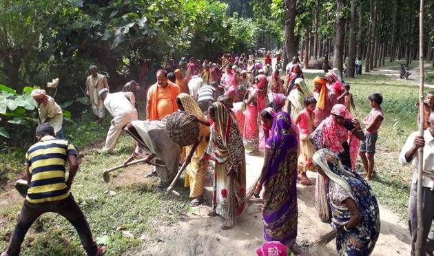 Women of Vantangiya community cleaning their village hoping that the CM will celebrate Diwali with them this year too. (HT Photo) Women of Vantangiya community cleaning their village hoping that the CM will celebrate Diwali with them this year too. (HT Photo)