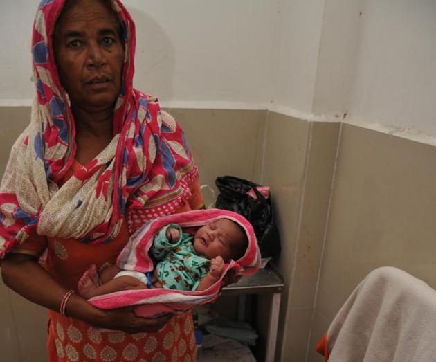 Baljeet Kaur with her newborn in Jalandhar.(HT Photo)