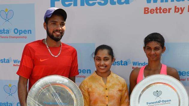 Mahak Jain (R) defeated top seed Zeel Desai 7-5, 6-3 for the women’s title at the Fenesta Open National Tennis Championship. Dalwinder Singh put on a dynamic display to beat top seed Suraj Prabodh 6-3, 6-4 for the men’s title.(HT Photo)